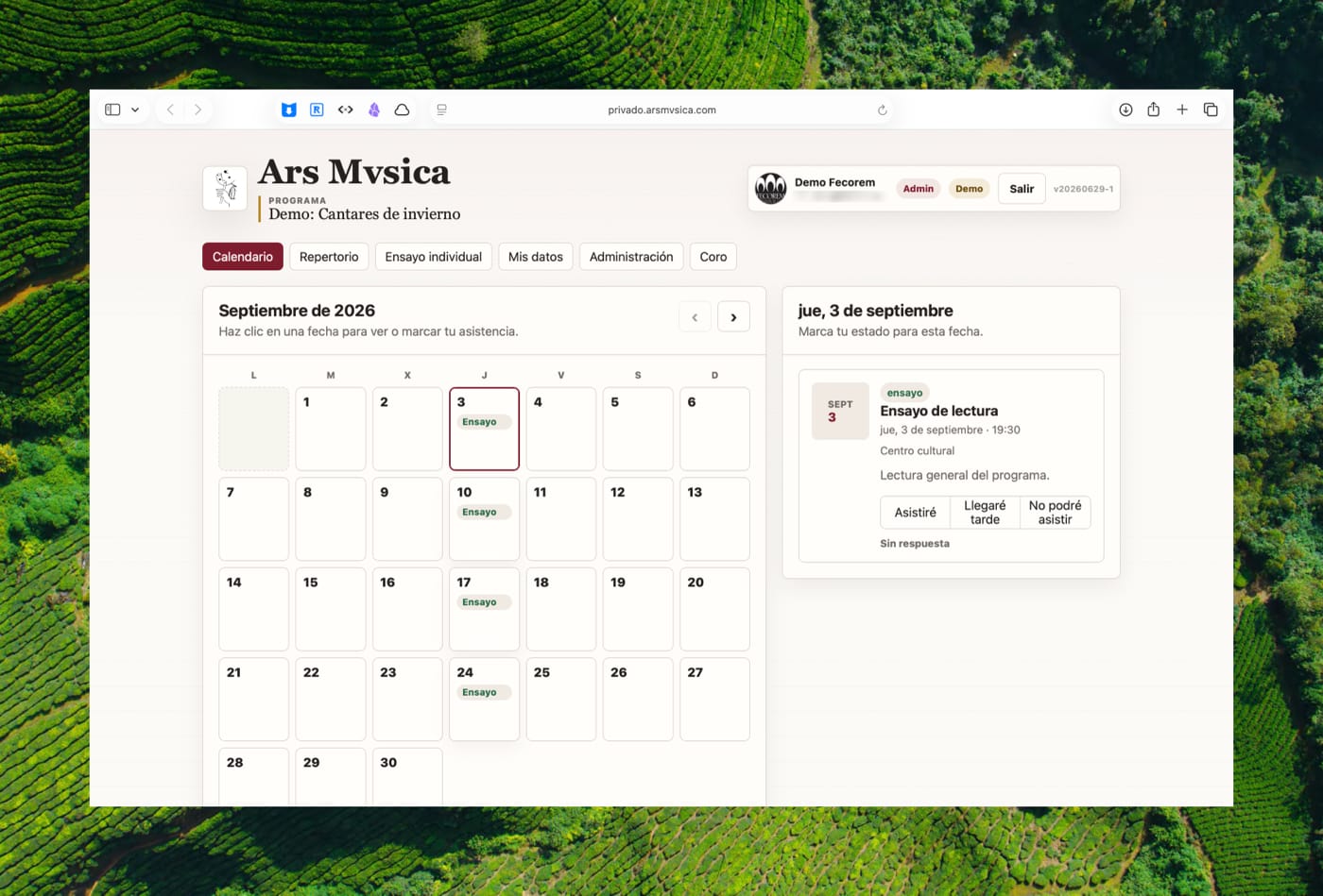 Calendario mensual con un ensayo seleccionado y opciones para confirmar asistencia, retraso o ausencia.